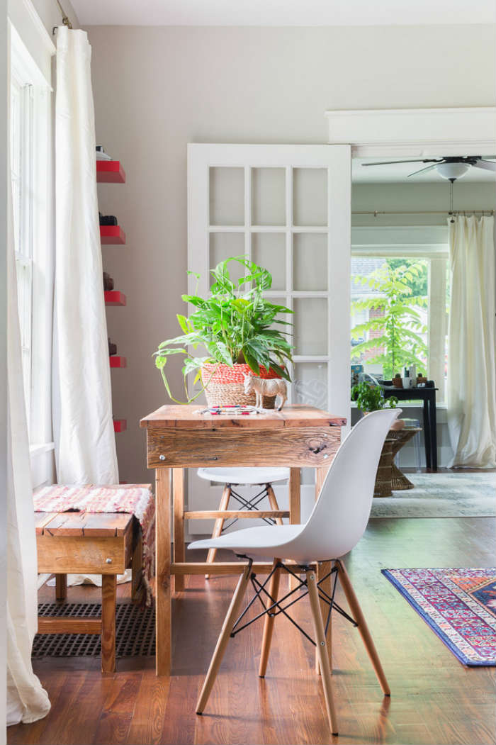 Το όμορφο αυτό rustic τραπέζι φάρμας με τον ασορτί πάγκο αποτελεί μαζί με τις καρέκλες την τραπεζαρία.