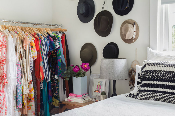 Η γωνία με την DIY ανοιχτή ντουλάπα δημιουργήθηκε τόσο ελλείψει χώρου, όσο και για να προσδίδουν τα ρούχα διακοσμητική αξία.