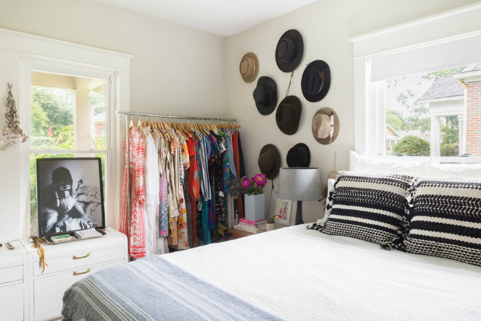 Η γωνία με την DIY ανοιχτή ντουλάπα δημιουργήθηκε τόσο ελλείψει χώρου, όσο και για να προσδίδουν τα ρούχα διακοσμητική αξία.