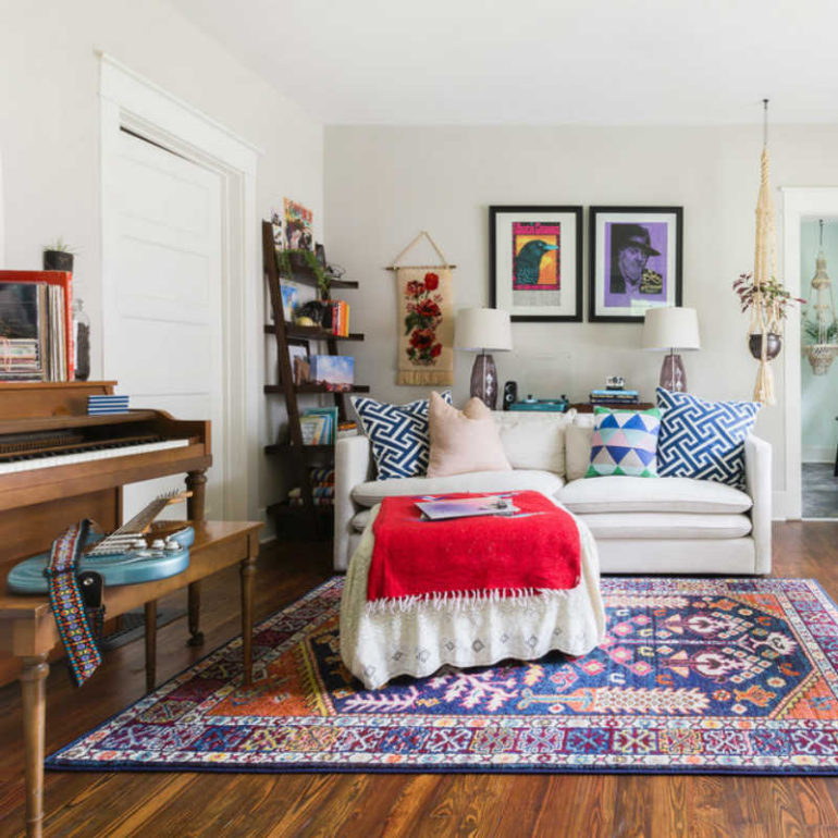 Το καθιστικό έχει έναν πολύ άνετο καναπέ στην μια άκρη και μαζί με το πιάνο και την τραπεζαρία.