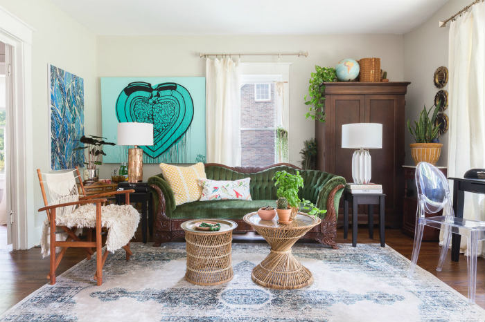 Στην απέναντι μεριά του καθιστικού βρίσκεται ο ξυλόγλυπτος βελούδινος σμαραγδί καναπές αντίκα και αυτά τα υπέροχα τραπεζάκια από ρατάν σχήματος κλεψύδρας.