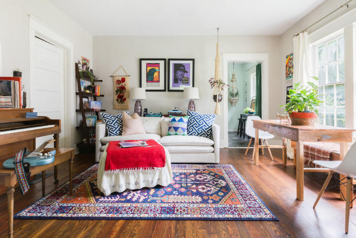 Το καθιστικό έχει έναν πολύ άνετο καναπέ στην μια άκρη και μαζί με το πιάνο και την τραπεζαρία.