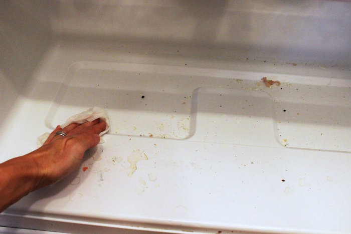 Καθαρίζοντας το πάτωμα του ψυγείου.