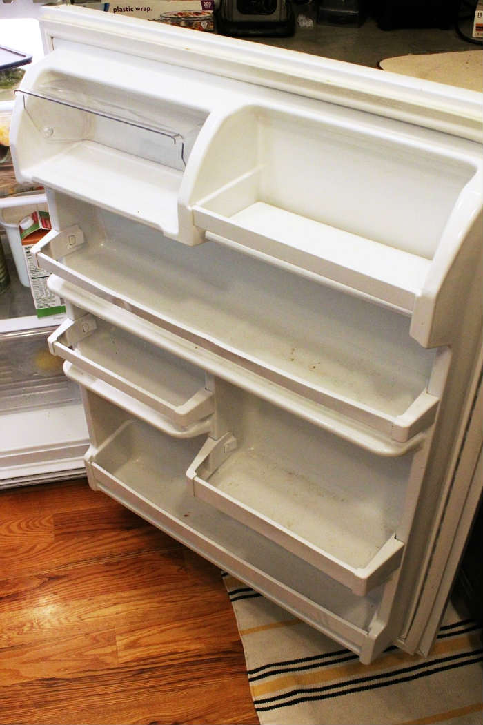 Άρχισε το καθάρισμα από την πόρτα του ψυγείου.