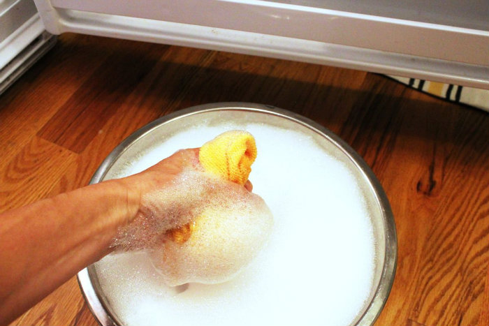 Μπορείς να χρησιμοποιήσεις μπουκάλι σε σπρέι ή μια λεκάνη με νερό και ξύδι ή με αντιβακτηριακό καθαριστικό.