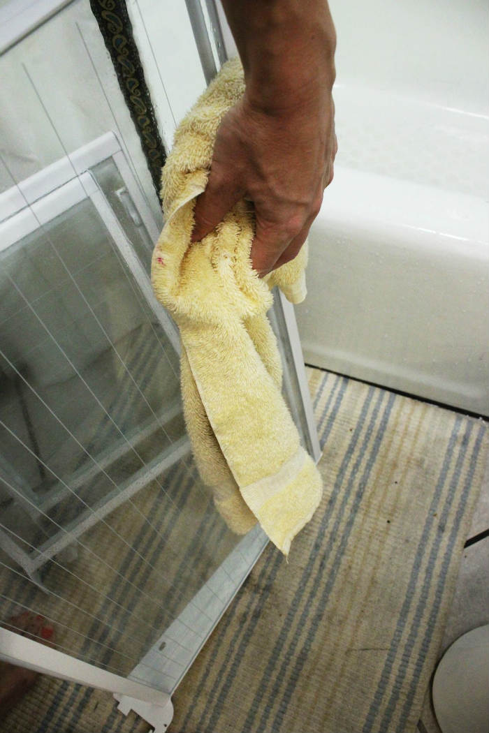 Στέγνωσε καλά τα ράφια πριν τα επανατοθετήσεις μέσα.