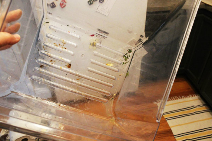 Ο κάδος των φρούτων και των λαχανικών σίγουρα χρειάζεται λίγο περισσότερο καθάρισμα.