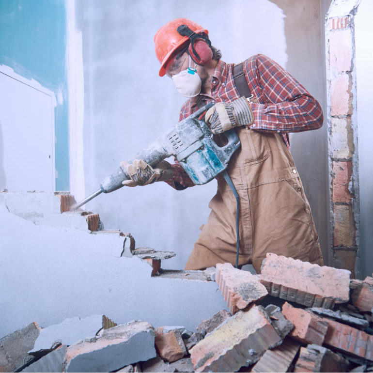 γκρεμισμα τοιχου ριξιμο κατεδαφιση