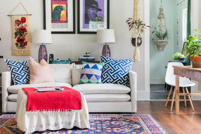 Λεπτομέρεια από τα όμορφα boho μαξιλάρια του ενός καναπέ.