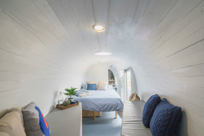 Η κρεβατοκάμαρα του ελικοπτέρου με τους καναπέδες που γίνονται κρεβάτια.