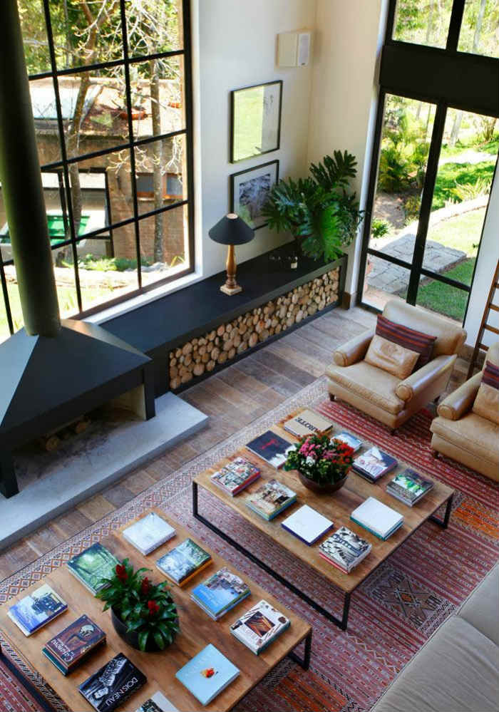 Οριζόντιος αποθηκευτικός χώρος για τα καυσόξυλα, όπου ο πάνω χώρος χρησιμεύει ως σύνθετο.