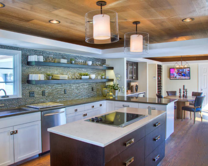 Κουζίνα με πλακάκια μωσαϊκό και ράφια με κρυφή βάση στήριξης.