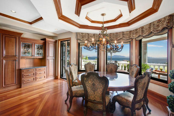 Πολυτελής τραπεζαρία με παρκέ