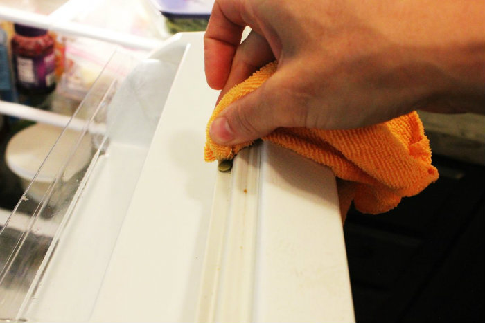 Καθάρισε σχολαστικά το μαγνητικό λάστιχο του ψυγείου.