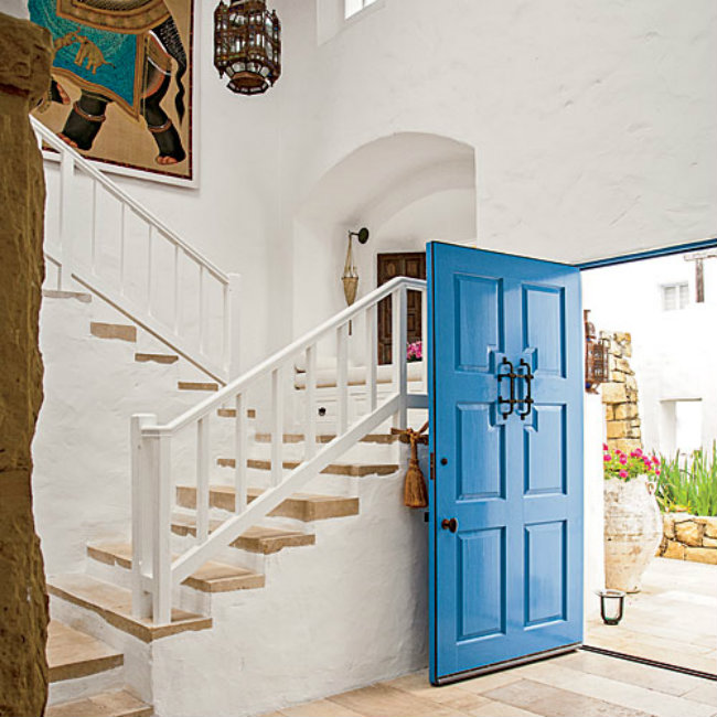 Σπίτι στο Malibu με είσοδο και σκαλιά σε νησιωτικό ύφος.