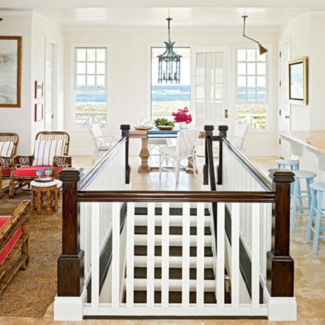 Σκάλα με όμορφη αντίθεση λευκού χρώματος και σκούρου ξύλου.