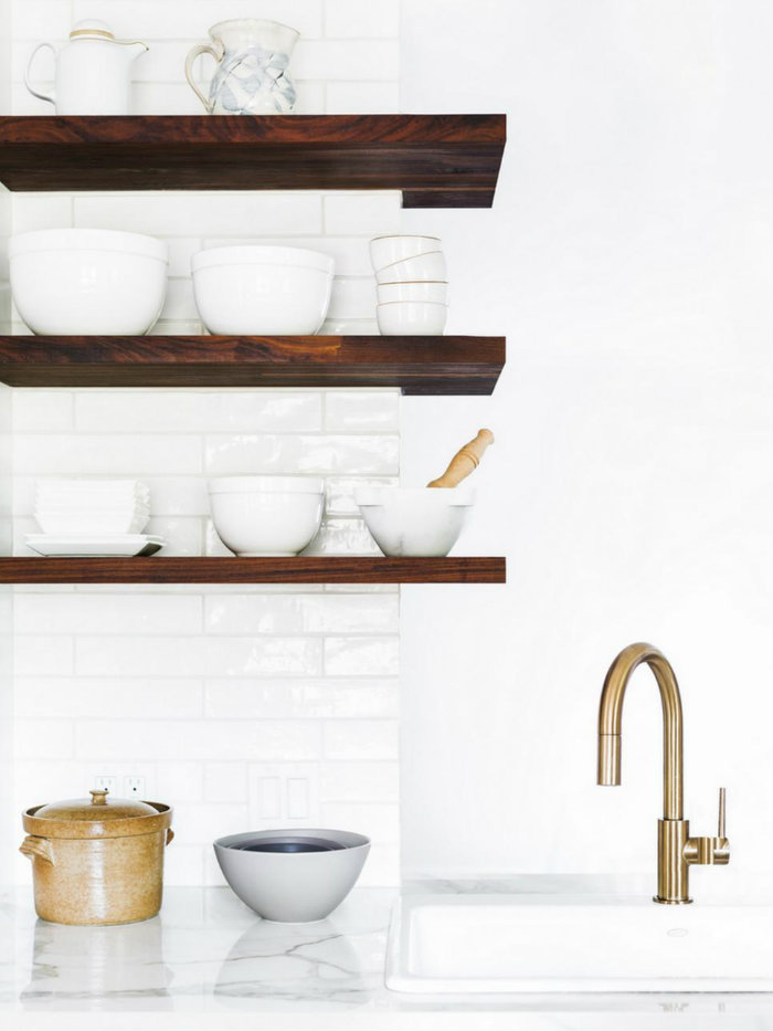 Μαγικός συνδυασμός λευκού, σκούρου ξύλου και χρυσού.