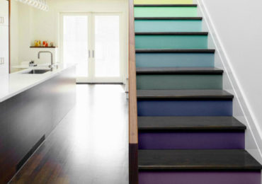 Μια πανέμορφη σκάλα με πολύχρωμα σκαλιά και σκούρο ξύλο!