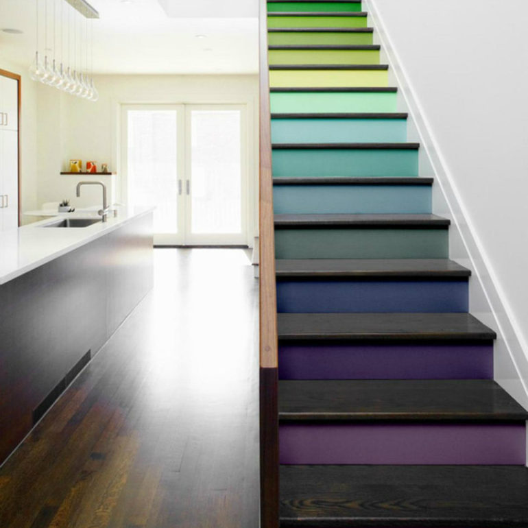Μια πανέμορφη σκάλα με πολύχρωμα σκαλιά και σκούρο ξύλο!