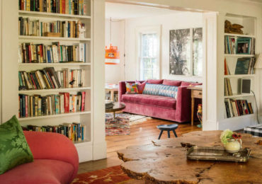 Οι ροζ καναπέδες είναι trend από την αρχή της χρονιάς και θα συνεχίσουν το ίδιο δυναμικά.