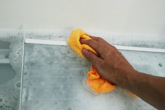 Αφού βγάλεις τα ράφια, καθάρισε τα στον νεροχύτη και άστα να στεγνώσουν.