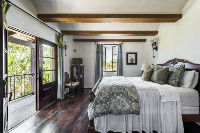 σκουρόχρωμο παρκέ σε rustic υπνοδωμάτιο