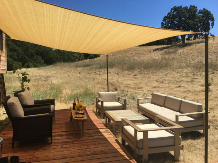 Το σκίαστρο έκανε υποφερτά τα ζεστά καλοκαίρια τους.