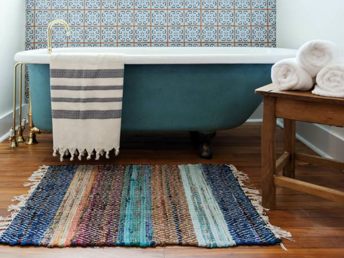 Πολλές γήινες αποχρώσεις συναντούν πολλές αποχρώσεις του μπλε και του γαλάζιου.