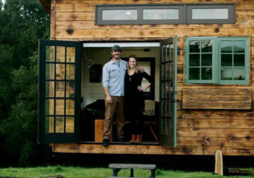 Το ζευγάρι στην είσοδο του σπιτιού του.