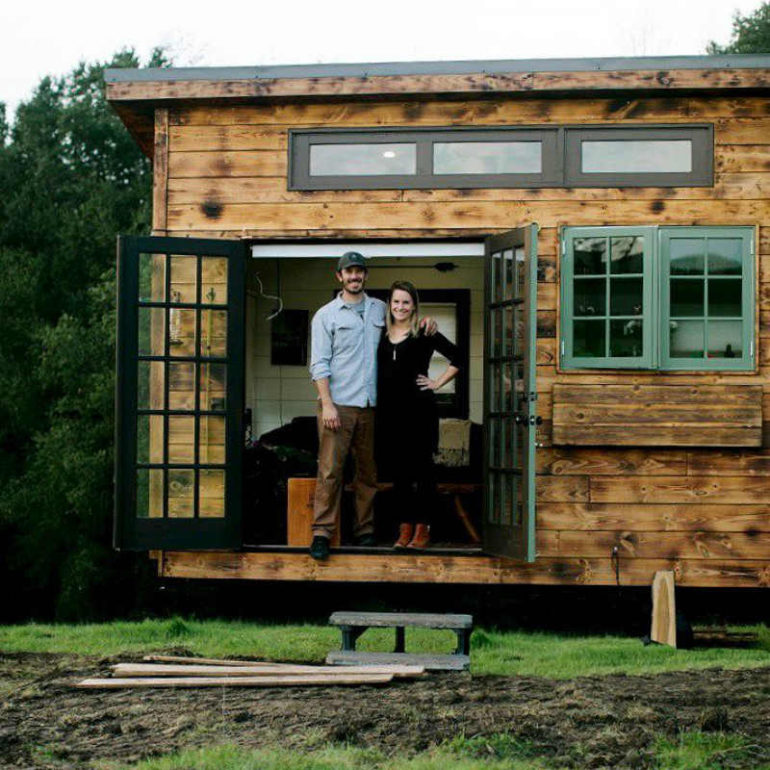 Το ζευγάρι στην είσοδο του σπιτιού του.