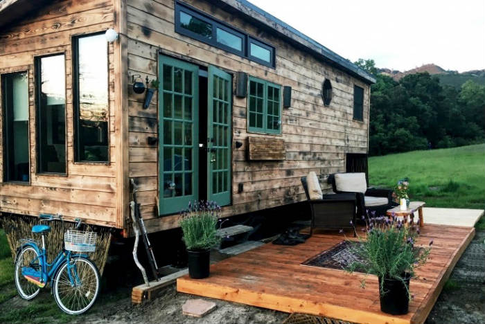 Το deck έγινε η αιτία να αναπτυχθεί περισσότερο το σπίτι. Ακολούθησε το σαλόνι εξωτερικού χώρου!