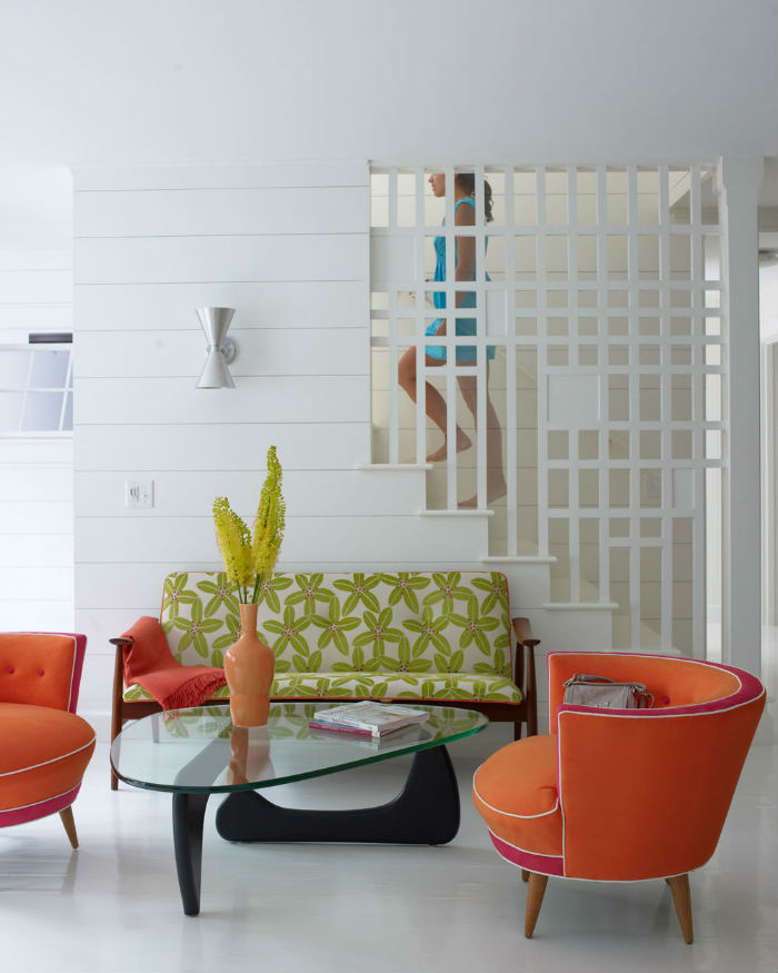 Ένα προστατευτικό καφασωτό σκάλας δίνει μοτίβο σε όλο τον χώρο του καθιστικού.