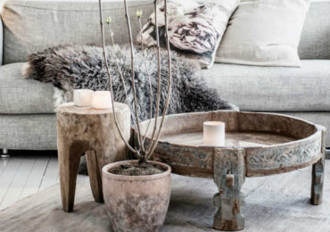 Γλυπτό βοηθητικό τραπεζάκι από κορμό δέντρου.