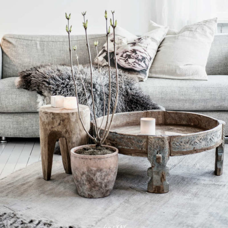 Γλυπτό βοηθητικό τραπεζάκι από κορμό δέντρου.