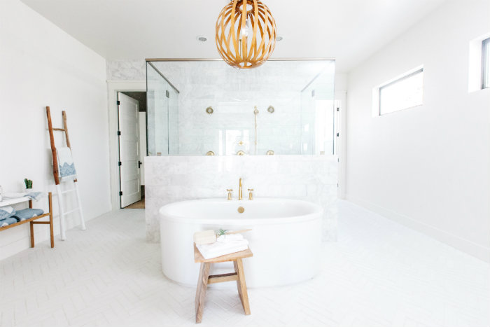 ηλιόλουστο λευκό με υπέροχο πάτωμα