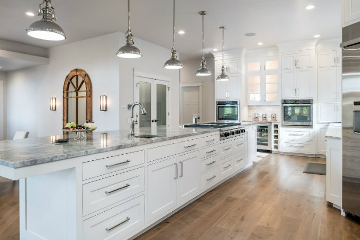 λευκό με φυσικό ξύλο