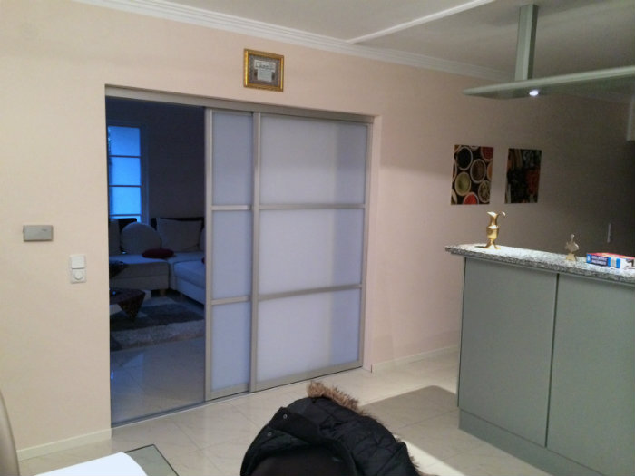 ανοιχτομρωμο μεταλλο και θαμπο τζαμι