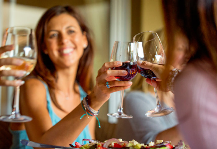 διασκεδασε με φιλους