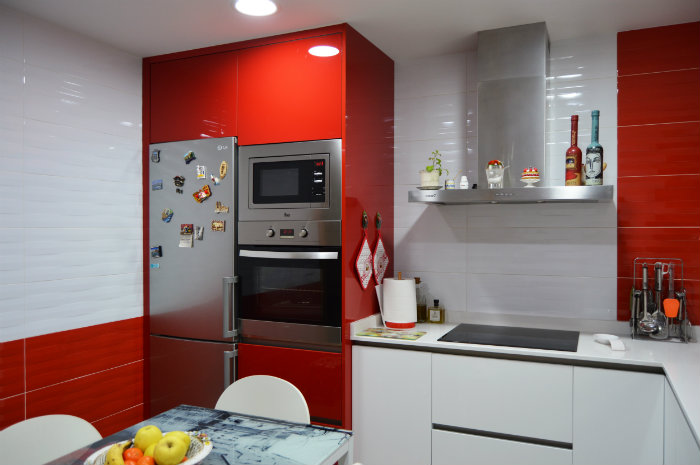κουζινα με εντονα χρωματα