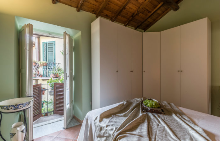 κρεβατι ντουλαπα και μπαλκονακι