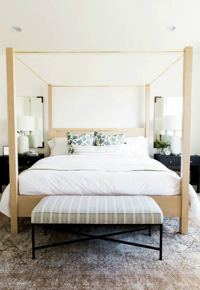 μαυρα κομοδινα και μαυρο πλαιδιο του παγκου