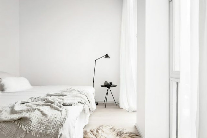 μαυρο τραπεζακι και επιδαπεδιο φωτιστικο