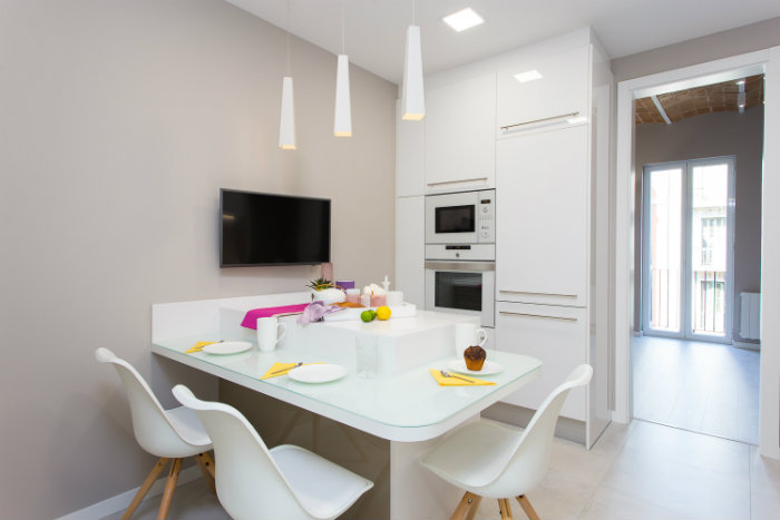 προτιμησε ασπρο και λαμπερο