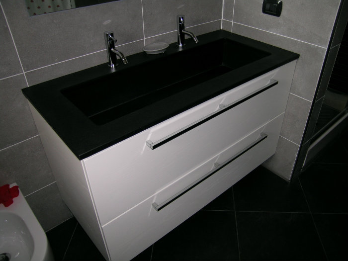 συμμαζεμενος νιπτηρας τοιχου