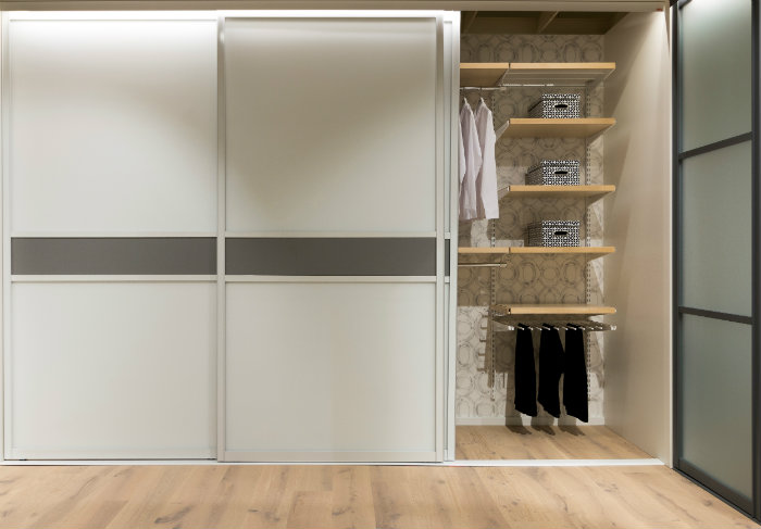 συρομενη πορτα σε ουδετερο χρωμα