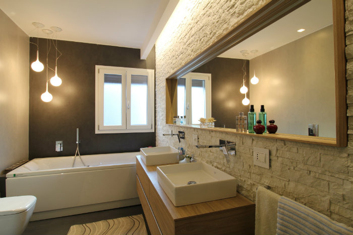 τοιχος με πετρινα πλακακια