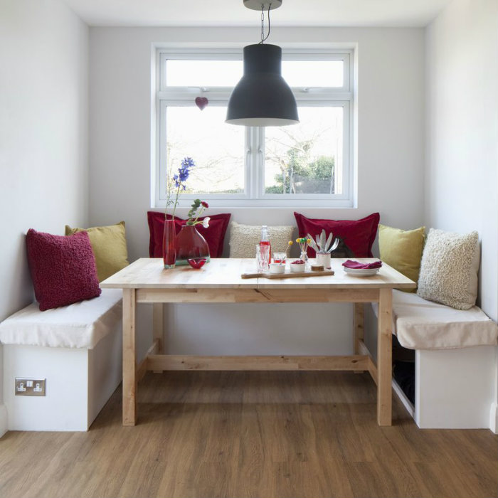 τραπεζαρια διπλα στο παραθυρο