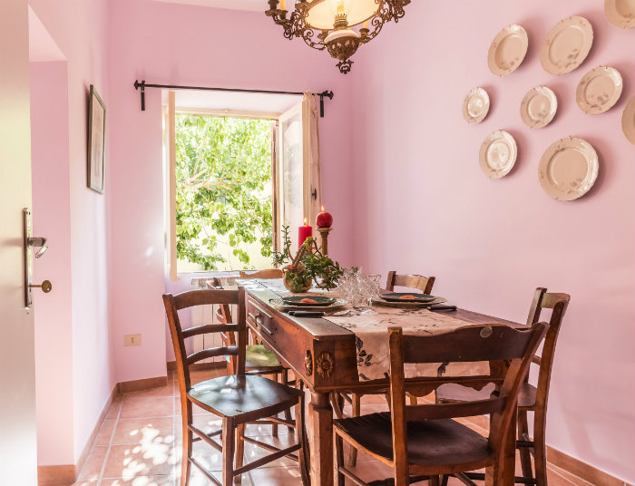 τραπεζαρια και παραθυρο στον κηπο