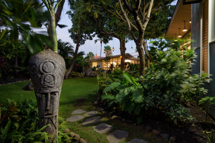 αγαλμα Ταιτης και ηφαιστειακες πετρες