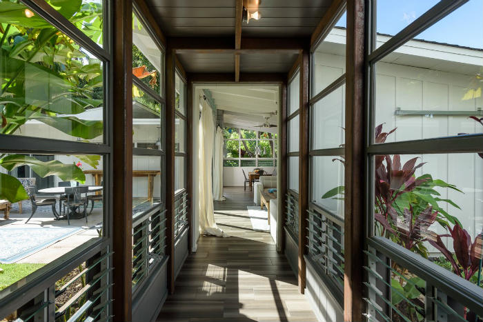 γυαλινο αιθριο μεταξυ καθιστικου και κυριας σουιτας